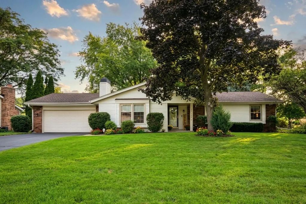 W220n2767 Maplewood Ln, Pewaukee