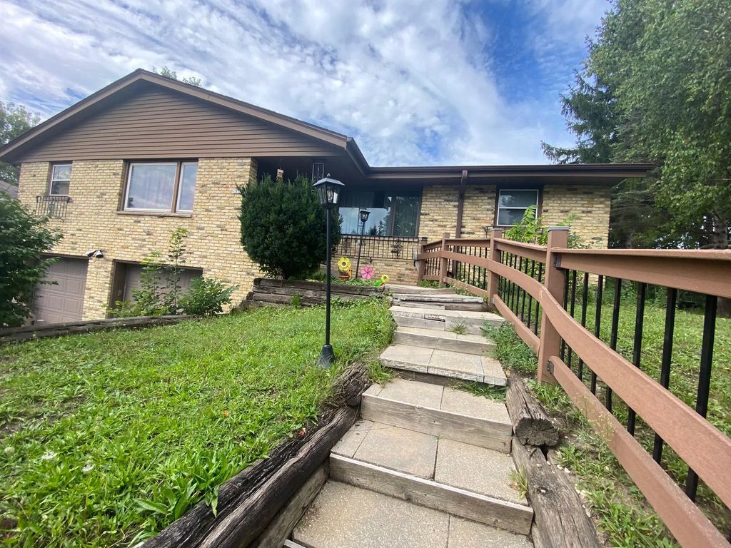 1916 Kensington Dr, Waukesha
