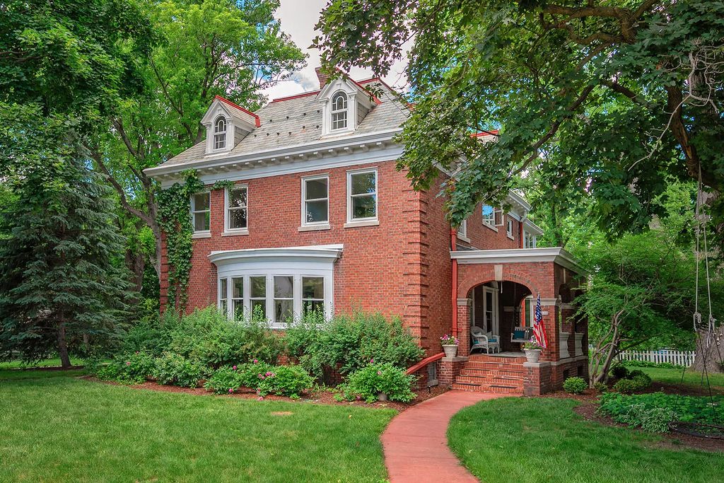 8000 Warren Ave, Wauwatosa