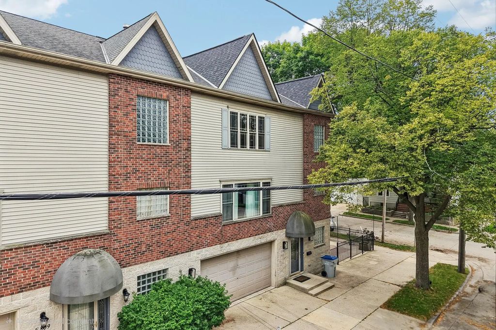 805 E Pearson St, Milwaukee