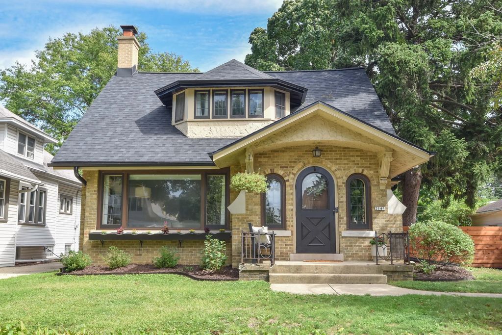 2144 N 65th St, Wauwatosa