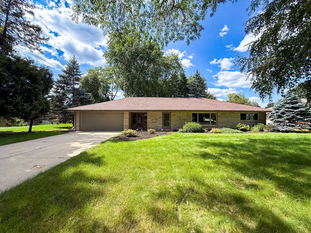 3121 N 105th St, Wauwatosa