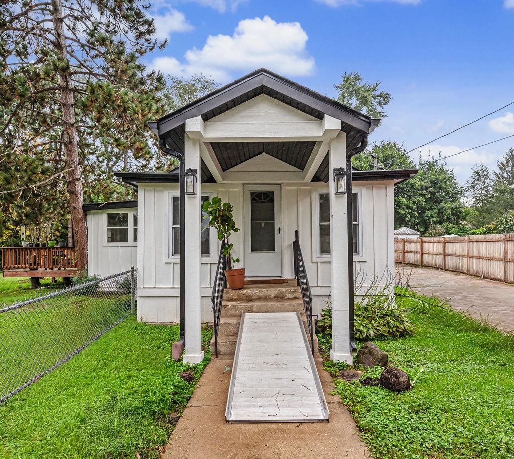 W1028 Aster Rd, Bloomfield