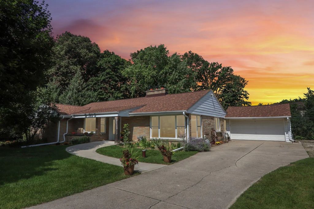 5004 W Hiawatha Dr, Mequon