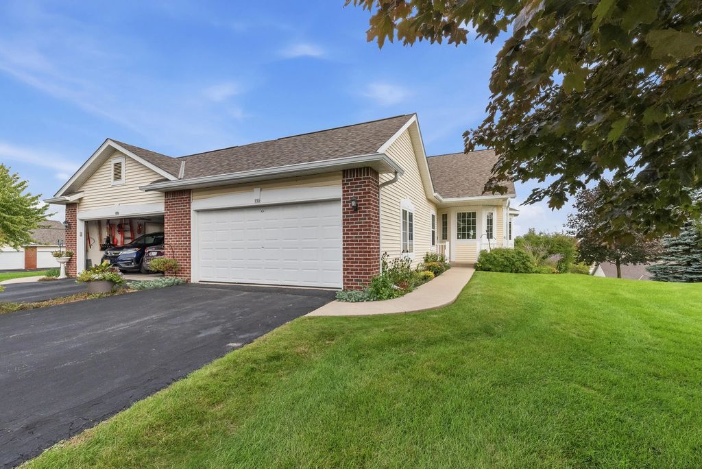 994 Niagara Ct, Port Washington