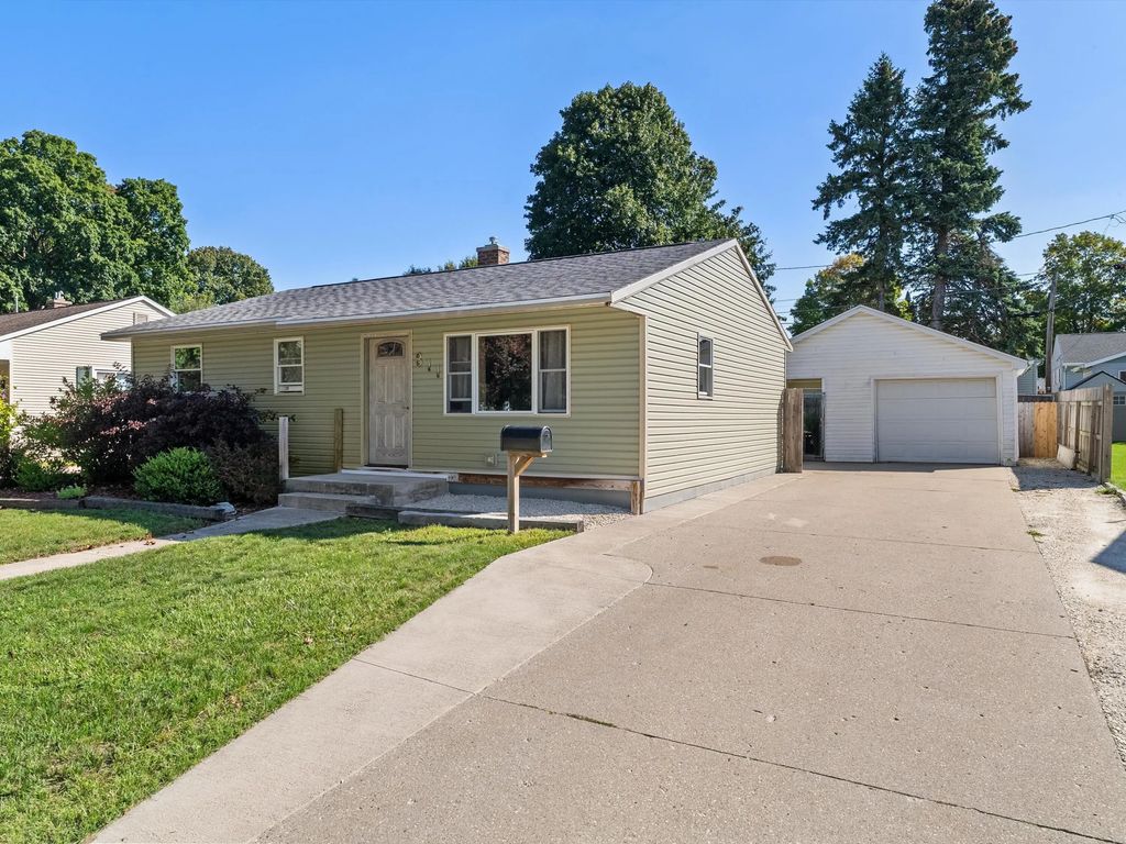 811 Schroeder Dr, Manitowoc
