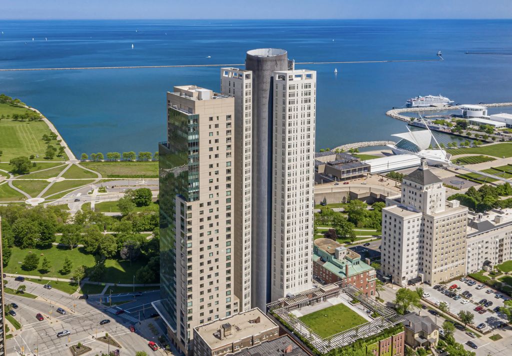 923 E Kilbourn Ave 1403, Milwaukee