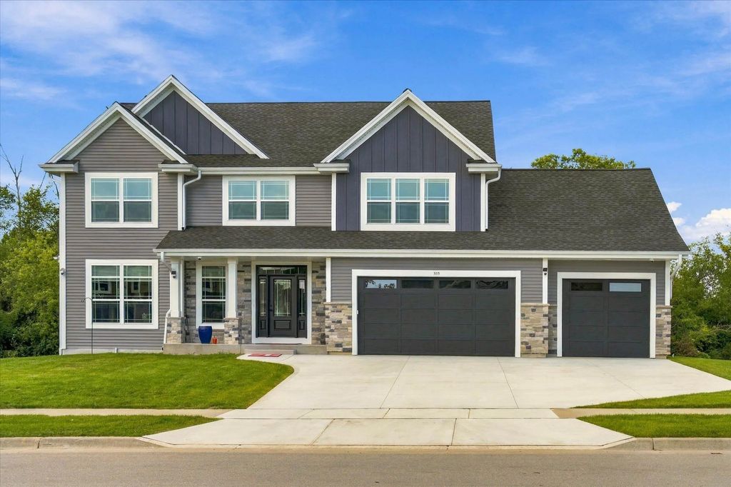 935 Kohlwey Dr, Grafton