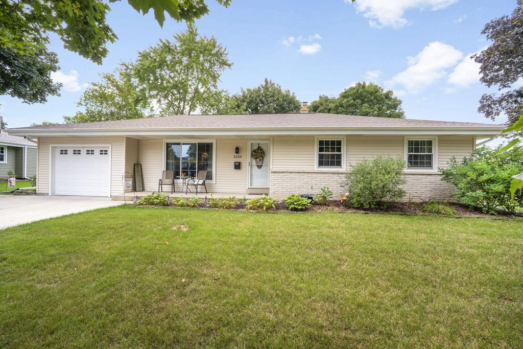 5234 Roberts Dr, Greendale