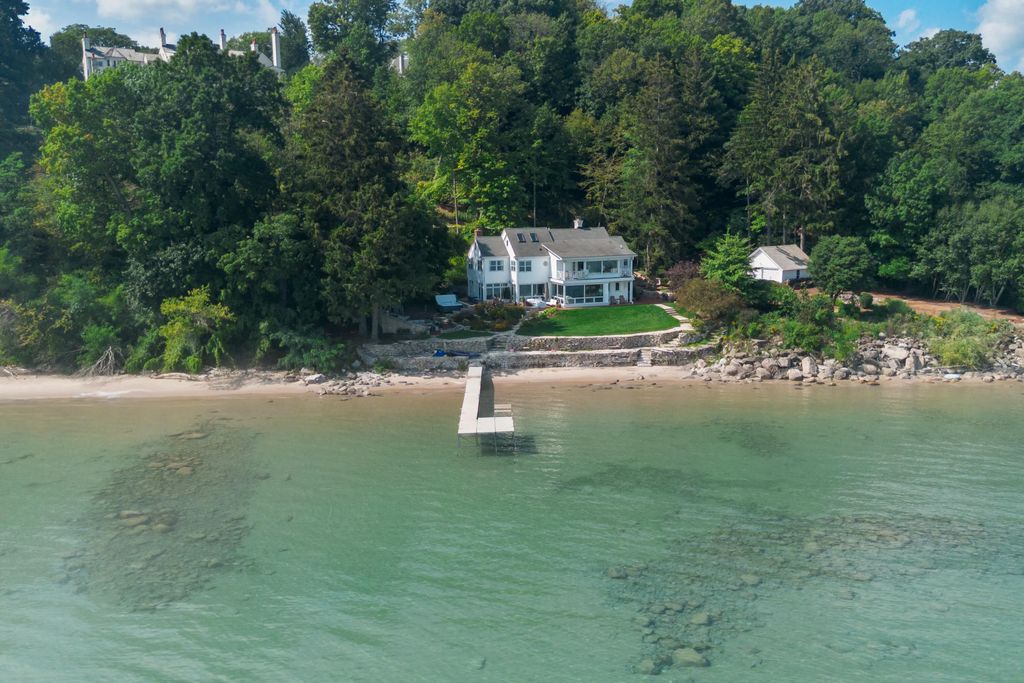 7000 N Beach Dr, Fox Point