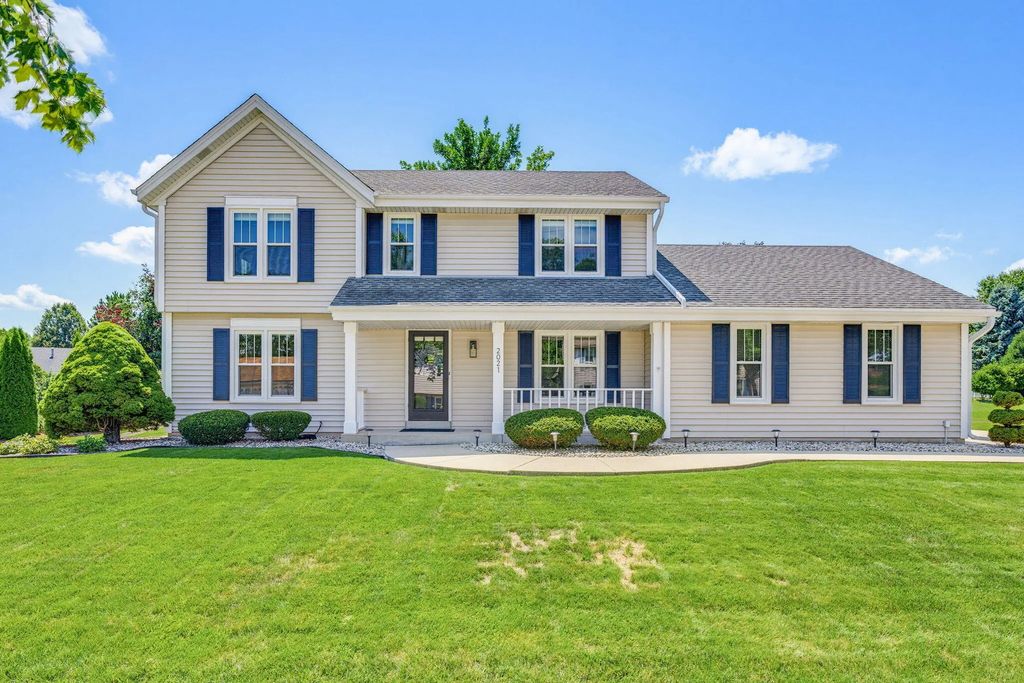 2021 Inverness Dr, Waukesha