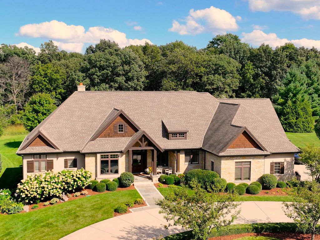 3800 Red Chapel Ct, Delafield