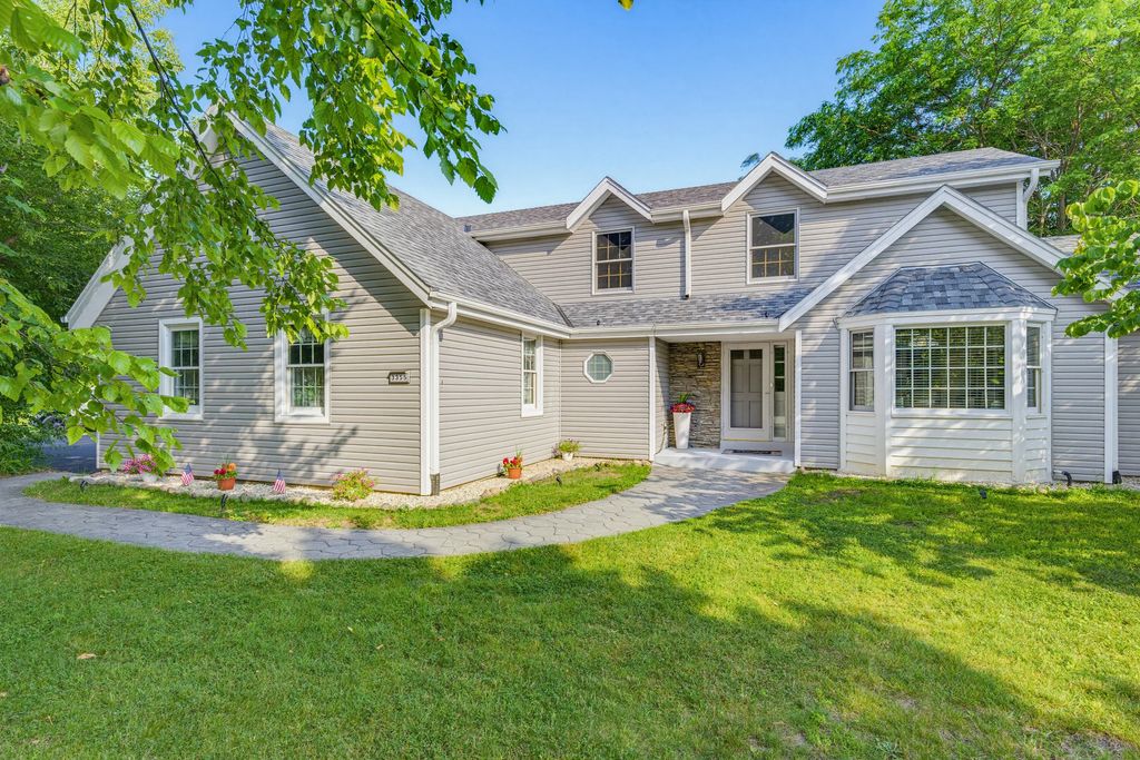 3355 E Normandy Dr, Oak Creek
