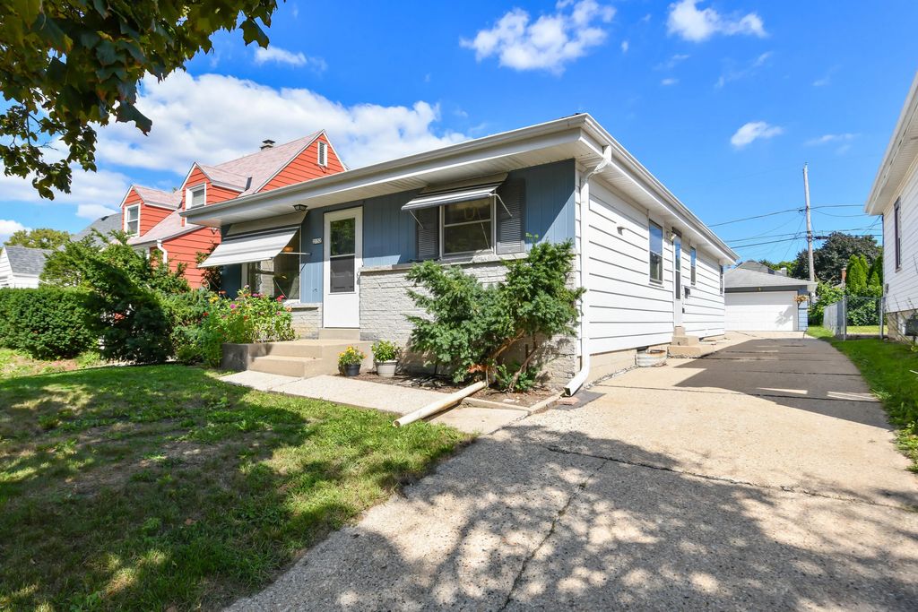 2152 S 98th St, West Allis