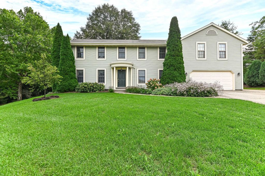 W294s2960 Wills Barry Ct, Genesee