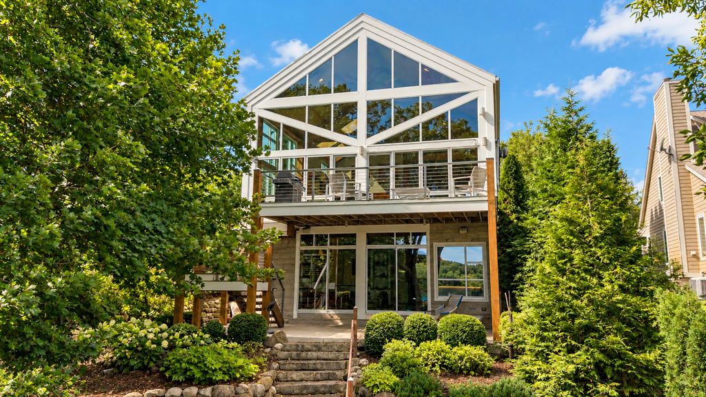 4982 Lake Dr, West Bend