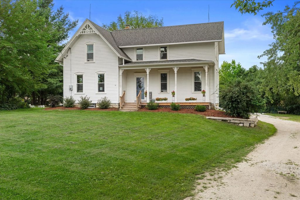 N4w22625 Bluemound Rd, Pewaukee