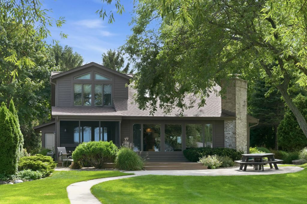 W277n2866 Oak St, Pewaukee