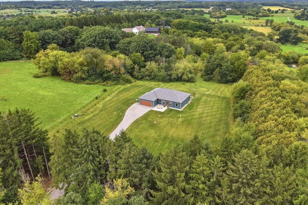 W290s6625 Holiday Rd, Mukwonago