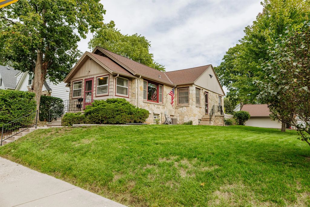 1972 S 90th St, West Allis