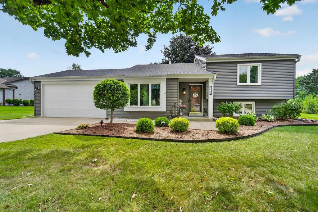1248 Timber Rdg, Pewaukee