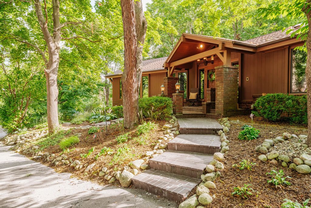 W208s6977 High Bluff Dr, Muskego