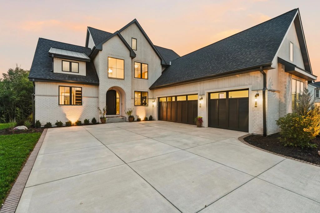 W184n5135 Sunrise Ln, Menomonee Falls