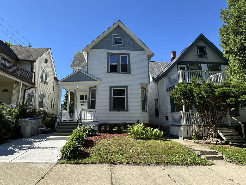 1711 E Belleview Pl, Milwaukee