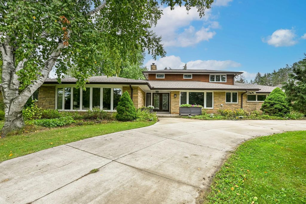 7550 N Pheasant Ln, River Hills