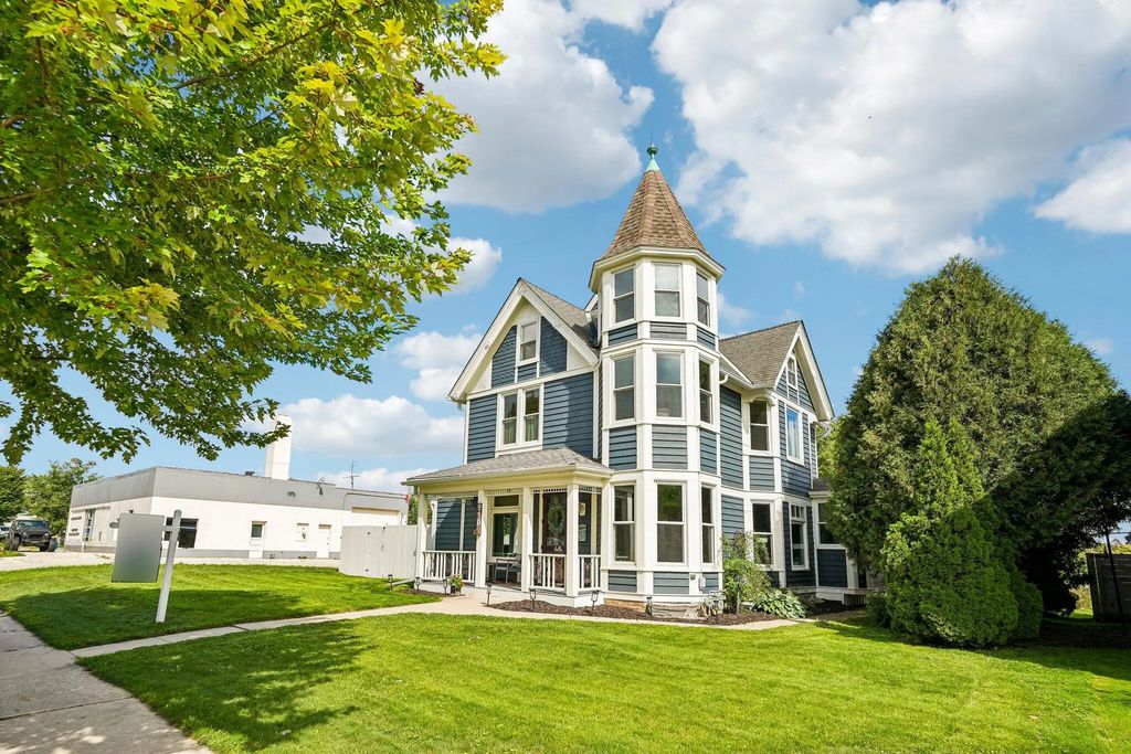 910 N Wisconsin St, Port Washington