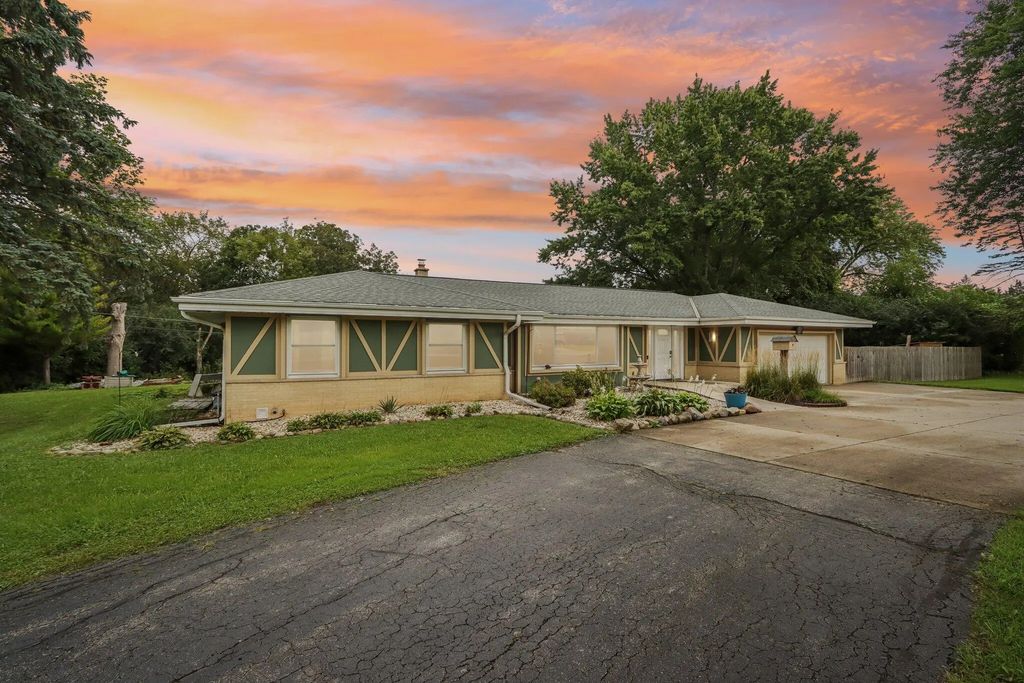 13716 W Lilac Ln, New Berlin