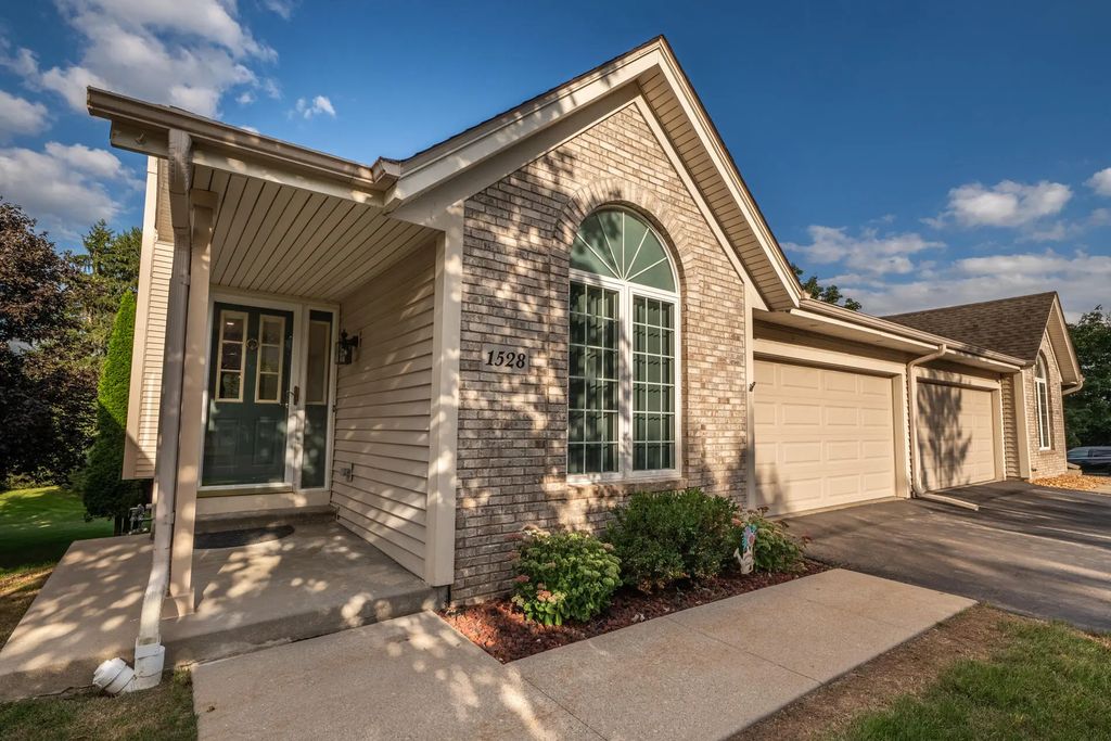 1528 Quietwood Ln, West Bend