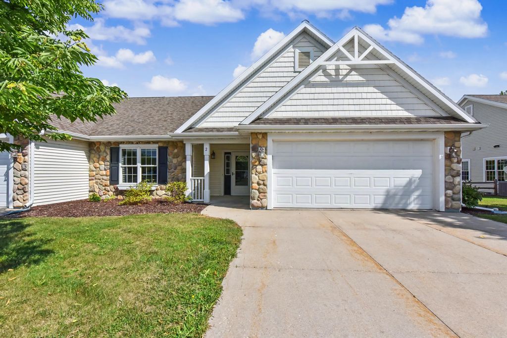 2 Cedar Ln, Elkhart Lake