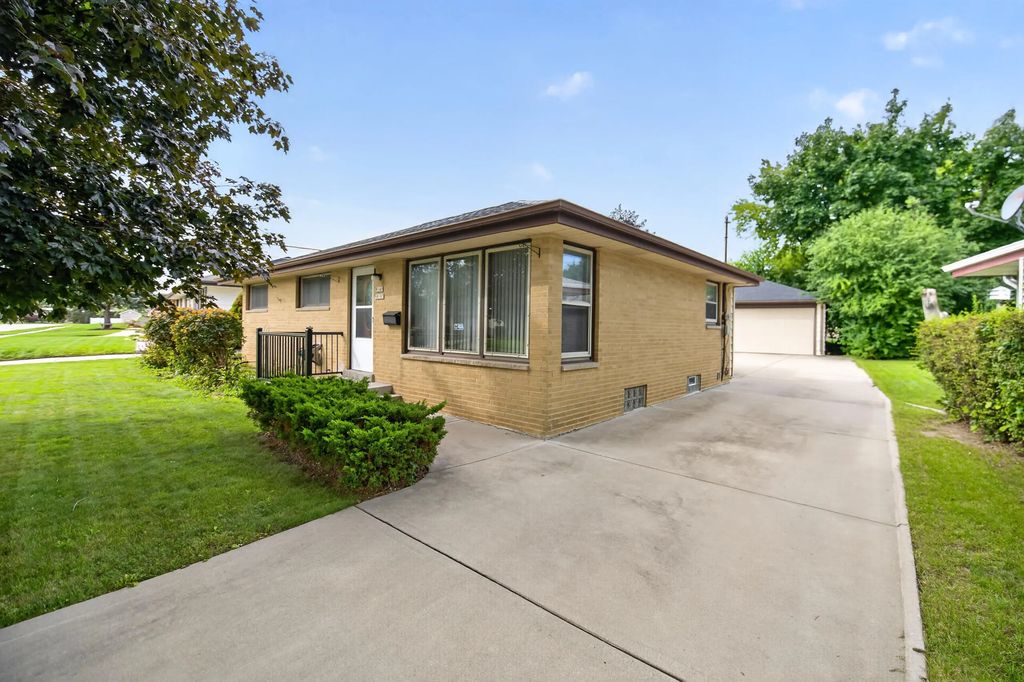 W149n8183 Winchester Dr, Menomonee Falls
