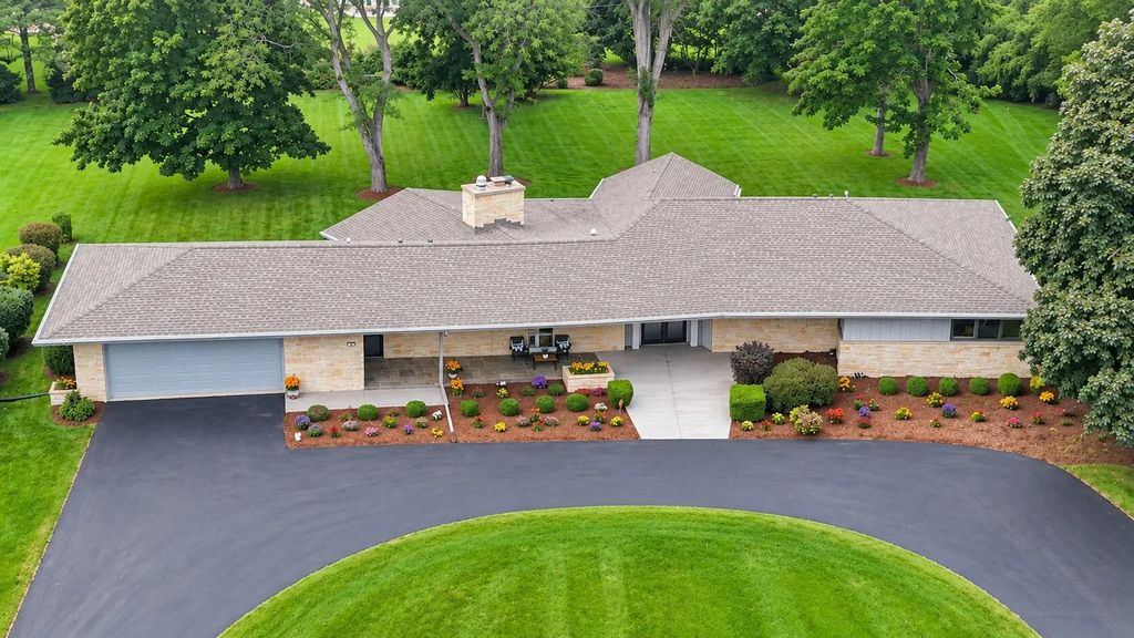 9345 N Thrush Ln, Bayside