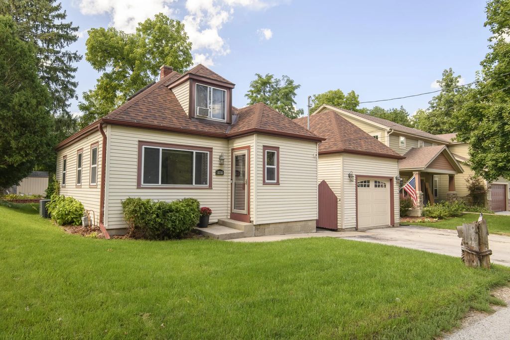 2027 W Shore Dr, Delafield