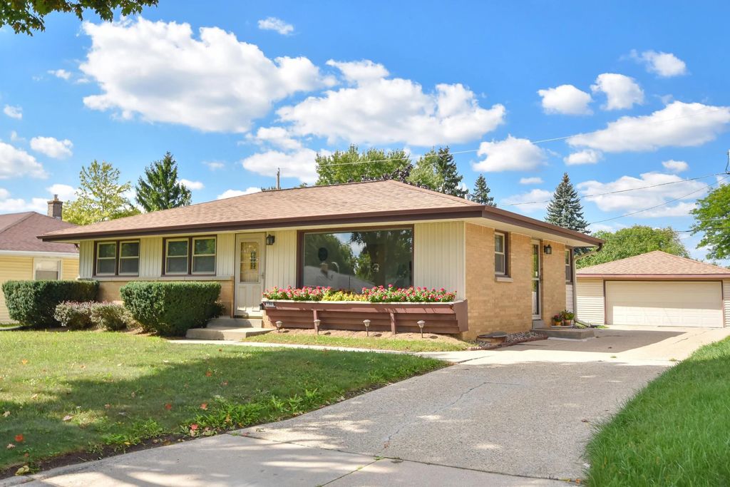 8136 W Clovernook St, Milwaukee