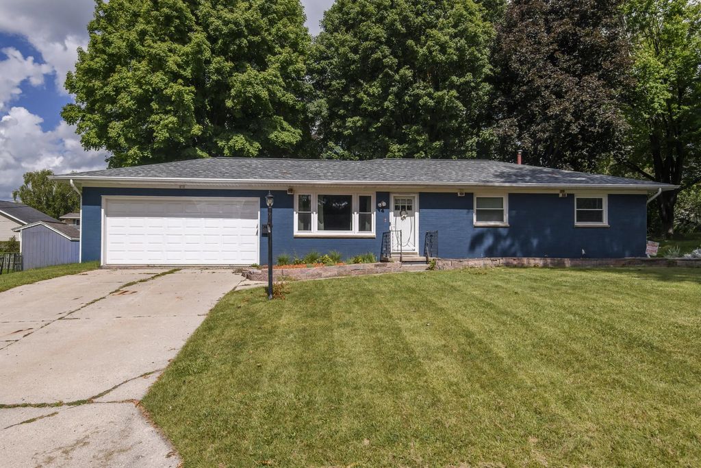 910 Mayer Ln, Mayville