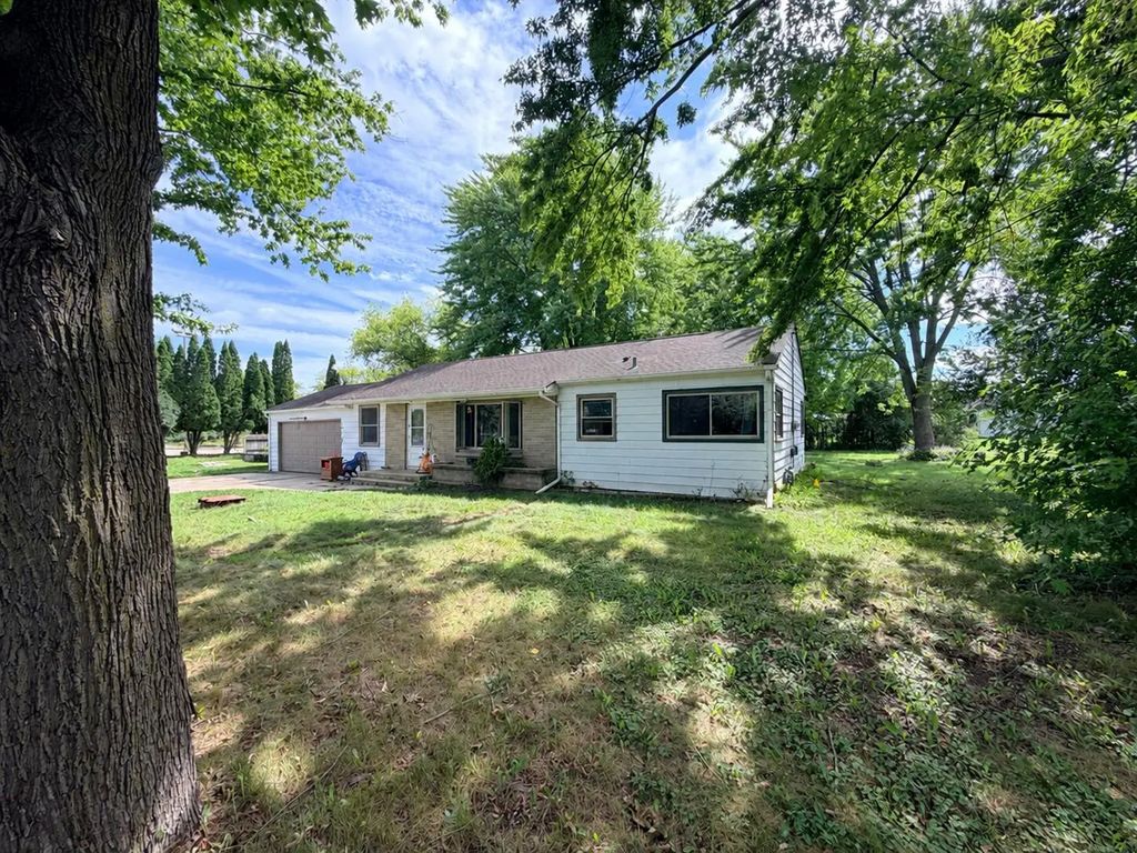 523 E Schowalter St, Saukville