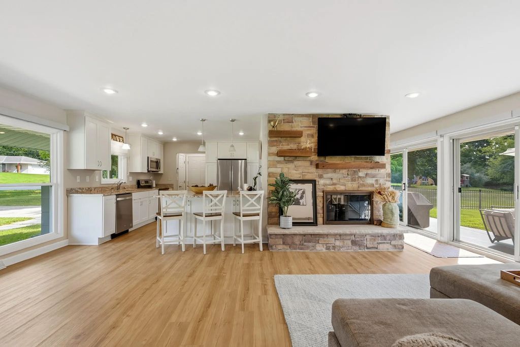 14465 Lindsay Dr, Brookfield