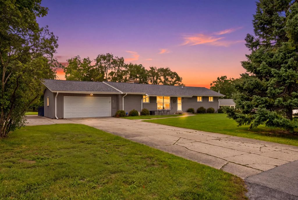 14465 Lindsay Dr, Brookfield