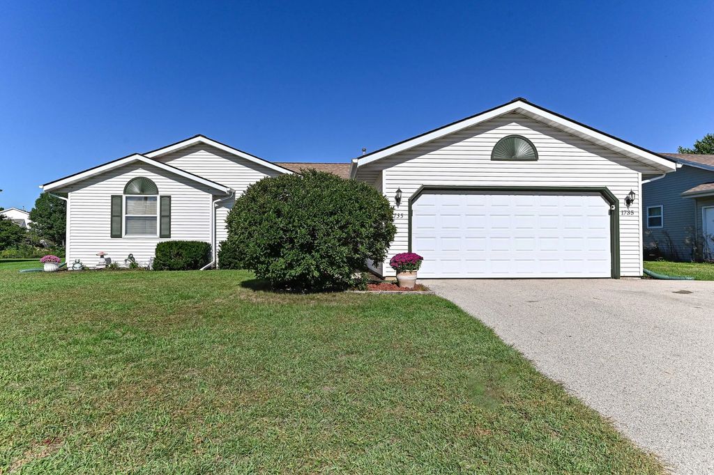 1735 Thomas Dr, East Troy