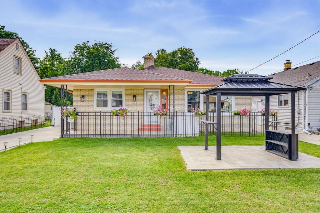 2035 E Howard Ave, Saint Francis