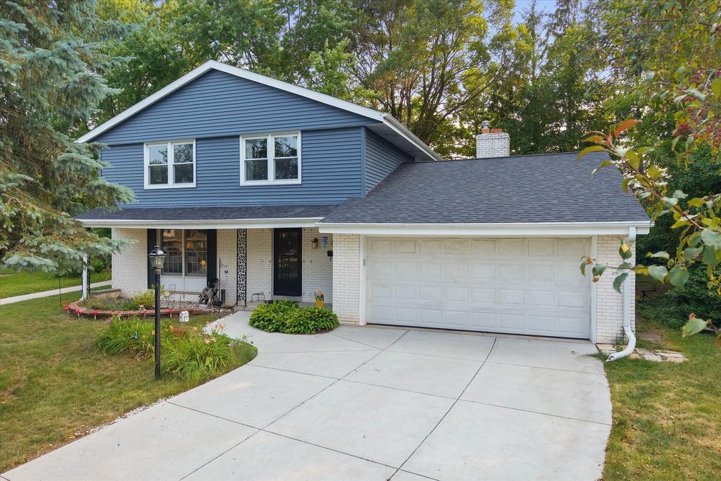 W53n849 Castle Ct, Cedarburg