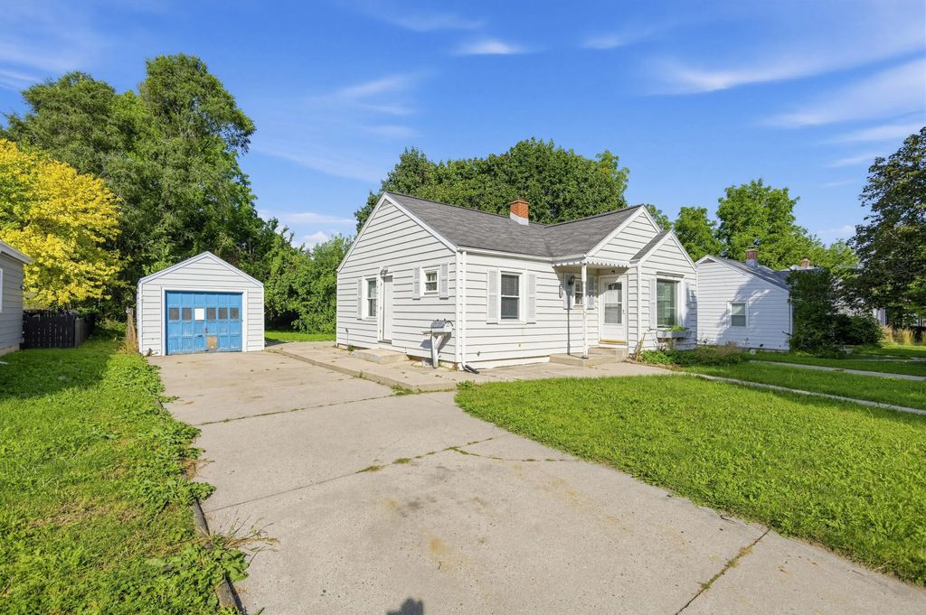 4913 N 74th St, Milwaukee