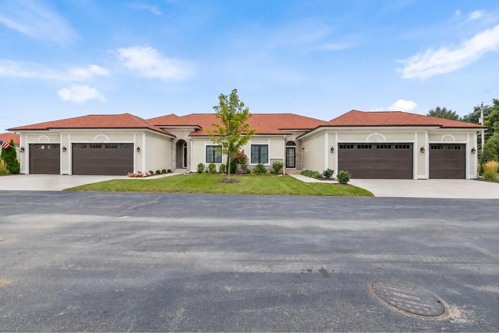 1611 Vico Pass 22, Oconomowoc