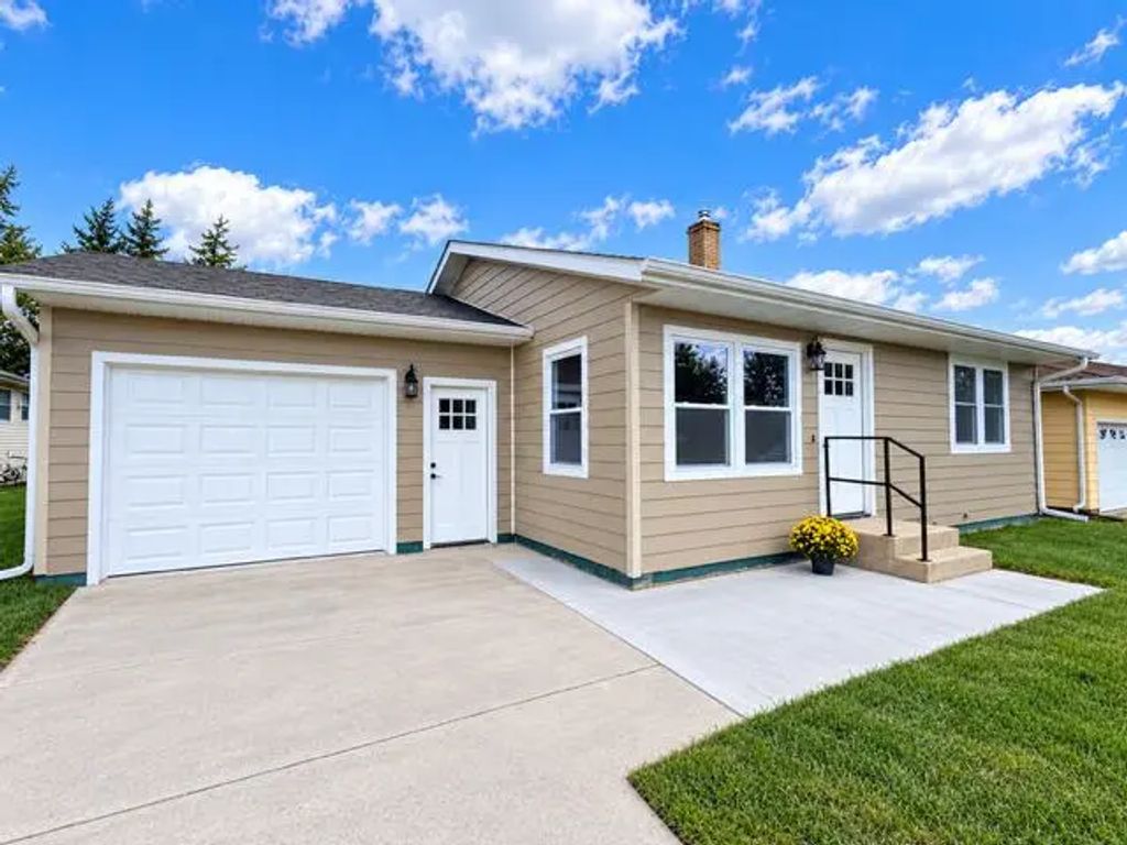 415 Main St E, Eitzen