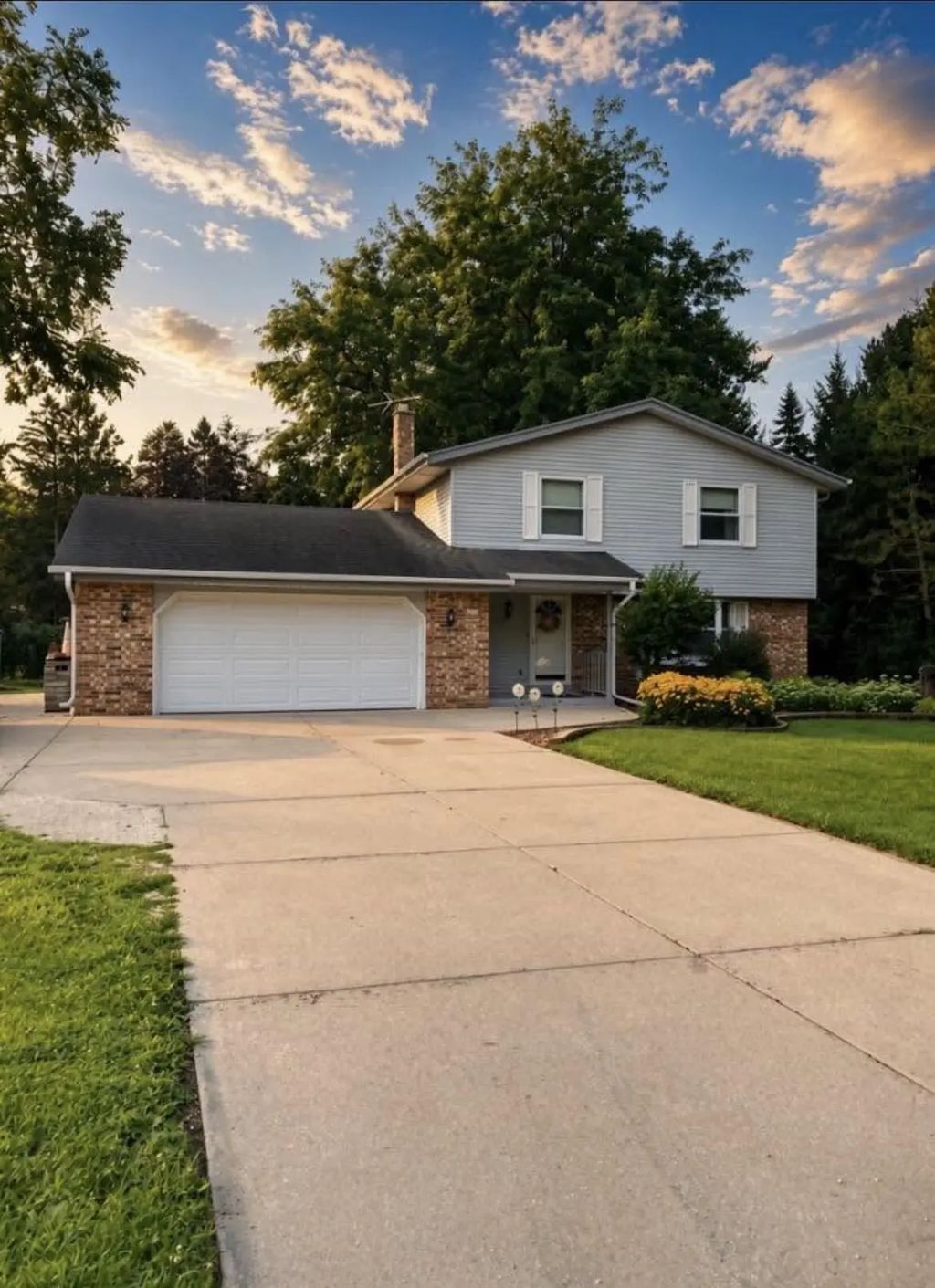 W360n7506 Thomas Dr, Lac La Belle