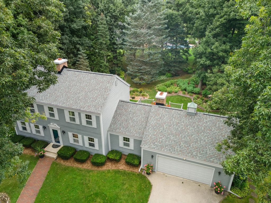 S38w27845 Merriwood Ct, Waukesha