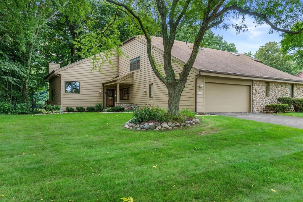 N80w13423 River Park Dr, Menomonee Falls